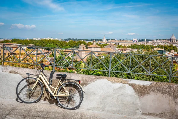 Припаркований Велосипед Римським Пейзажем Задньому Плані Італія Стокове Фото