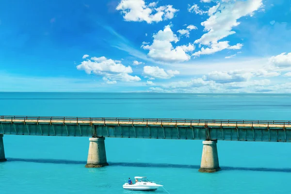 Рибний Човен Біля Мосту Флорида Кіс Сша Стокове Фото