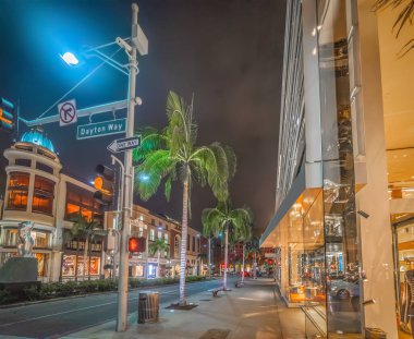 Gece dünyaca ünlü Rodeo Drive. Beverly Hills, Kaliforniya