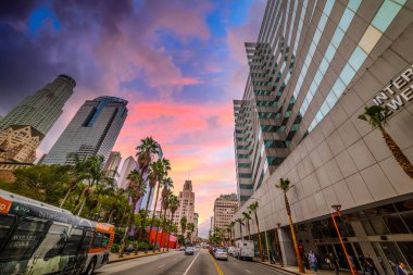 Los Angeles, ABD - 27 Ekim 2016: Los Angeles şehir merkezi gün batımında renkli bir gökyüzü altında