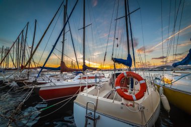 Gün batımında Alghero limanında tekneler. Sardunya, İtalya
