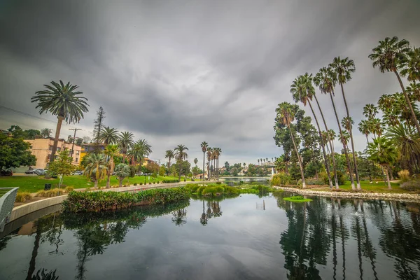 洛杉矶市中心的回声公园湖在阴云密布的天空下 美国加利福尼亚 — 图库照片