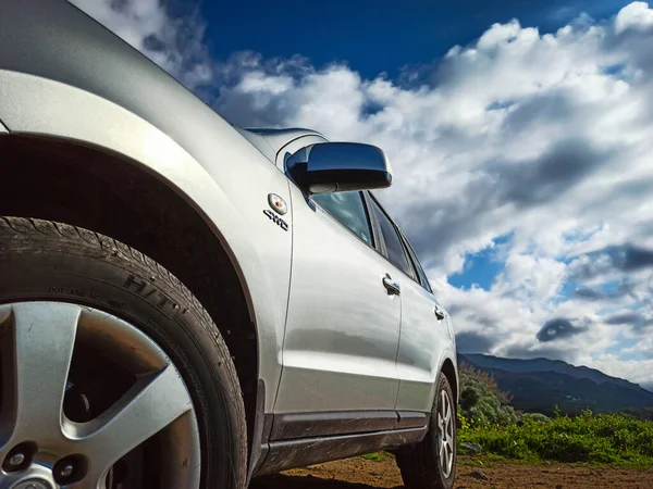 Moderní Suv Zaparkované Venkově Pod Modrou Oblohou Mraky Vidět Země — Stock fotografie