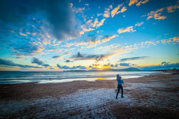 Madre Che Cavalcata Suo Figlio Dalla Riva Tramonto — Foto Stock