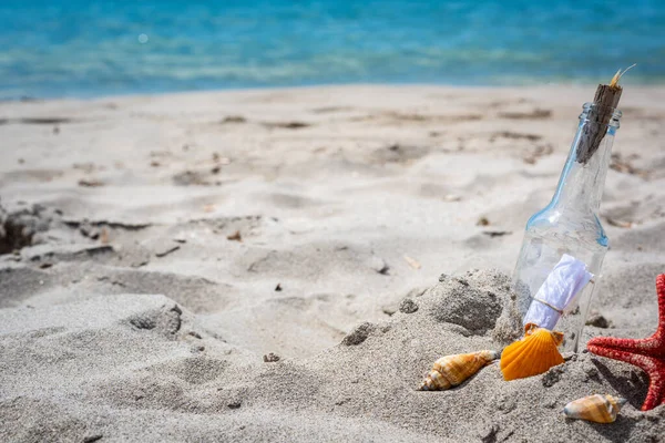 Nahaufnahme Einer Glasflasche Sand Mit Einer Botschaft Darin — Stockfoto