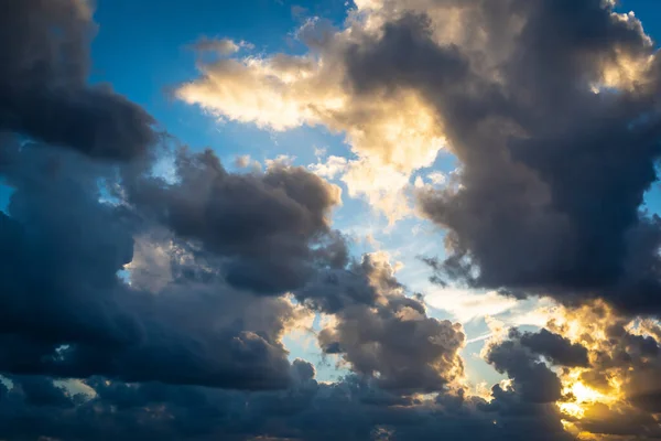 Темные Облака Сияющее Солнце Закате Фелинии Италия — стоковое фото