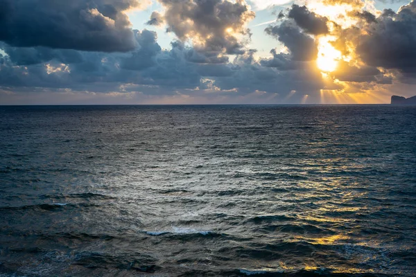 Ciemne Chmury Kochają Morze Zachodzie Słońca Sardynia Włochy — Zdjęcie stockowe