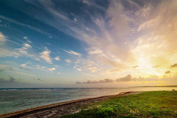 Gün Batımında Bois Jolan Plajı Üzerinde Açık Bir Gökyüzü Guadeloupe — Stok fotoğraf