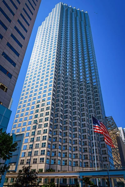 Miami şehir merkezindeki gökdelende mavi gökyüzünün altında. Güney Florida, ABD