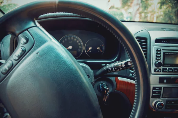 Vista Cercana Volante Coche Con Tablero Instrumentos Fondo —  Fotos de Stock