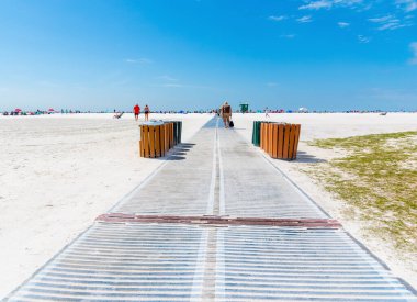 Siesta Key 'de yürüyüş yolu. Florida, ABD