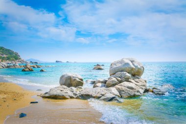 Porto Giunco 'daki kayalar Villasimius sahilinde. Sardunya, İtalya