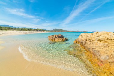 İtalya, Sardunya 'daki Cala Sinzias' ın üzerinde mavi gökyüzü