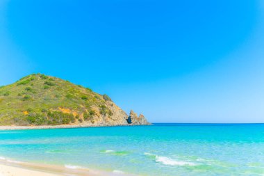 Cala Monte Turno kıyısında mavi gökyüzü. Sardunya, İtalya