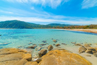 Güzel Cala Pira kıyısında bulutlu bir gökyüzü. Sardunya, İtalya