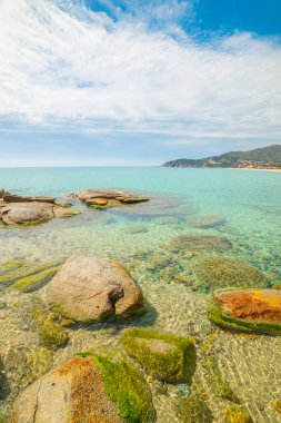 Sardinya 'daki Solanas plajında bulutlu bir gökyüzü. İtalya