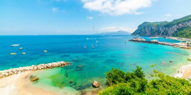 İtalya, Capri 'deki Marina Grande sahilinde renkli bir sahil.