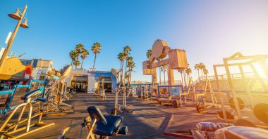 Los Angeles, CA, ABD - 3 Kasım 2016: Gün batımında açık bir gökyüzü altında dünyaca ünlü Muscle Beach