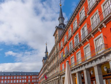 Madrid 'deki Plaza Mayor bulutlu bir gökyüzünün altında, İspanya