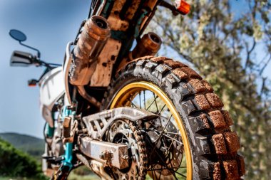 Çamurdaki arazi motosikletinin arka manzarası