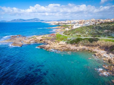 Alghero kıyı şeridinde mavi deniz yukarıdan görülüyor. Sardunya, İtalya