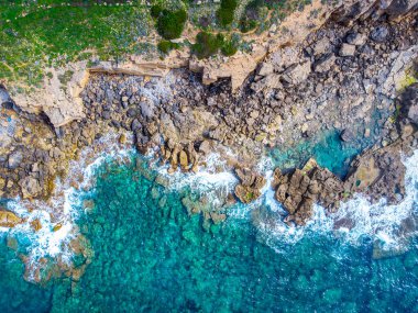 Alghero kayalık kıyı şeridinin turkuaz denizi yukarıdan görülüyor. Sardunya, İtalya