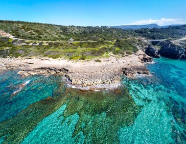 İlkbaharda Alghero kayalık kıyılarının havadan görünüşü. Sardunya, İtalya
