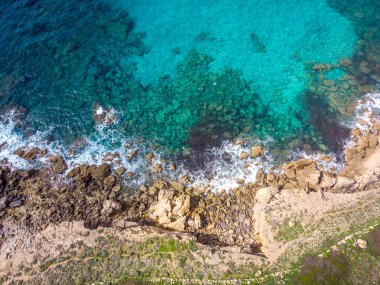Alghero sahilindeki kayalıklardaki temiz su. Sardunya, İtalya
