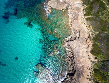 Alghero kıyısında turkuaz açık deniz. Sardunya, İtalya