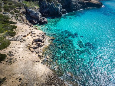 Alghero 'da kayalık kıyı ve mavi deniz. Sardunya, İtalya