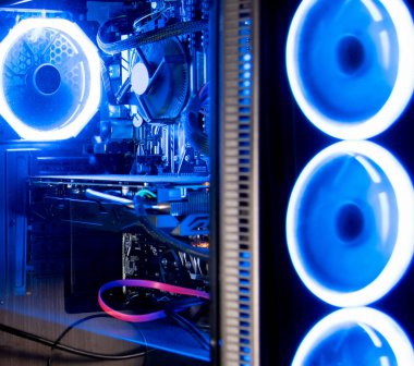 Gece bir bilgisayar dosyasının mavi neon ışığının görüntüsü