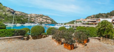 İlkbaharda mavi gökyüzünün altında Poltu Quatu köyü. Sardunya, İtalya