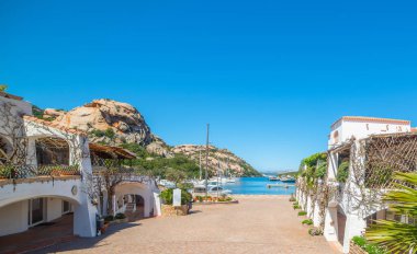 Bahar zamanı Poltu Quatu köyünün üzerinde mavi gökyüzü. Sardunya, İtalya