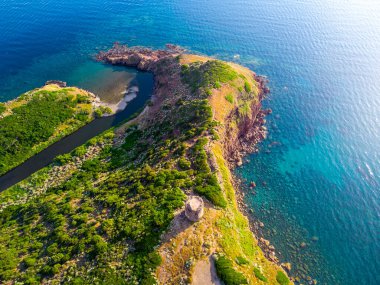 Gün batımında Punta Foghe 'nin hava görüntüsü. Sardunya, İtalya