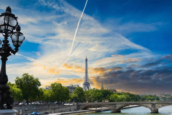 Céu Dramático Sobre Mundialmente Famosa Torre Eiffel Paris França — Fotografia de Stock