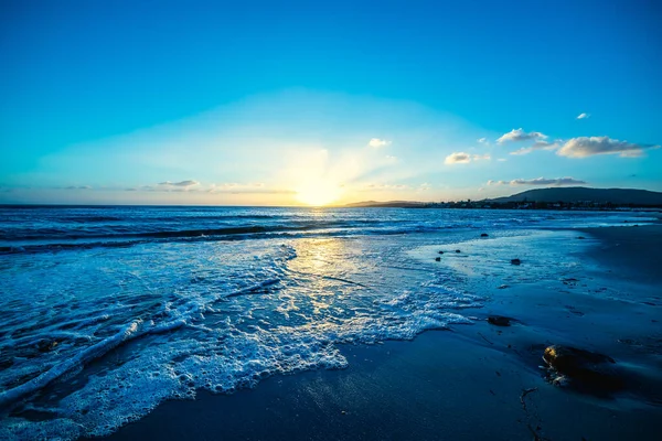 Sol Brillando Sobre Costa Arenosa Alghero Atardecer Cerdeña Italia — Foto de Stock