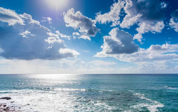 Sol Brillando Sobre Cielo Nublado Costa Alghero Cerdeña Italia —  Fotos de Stock