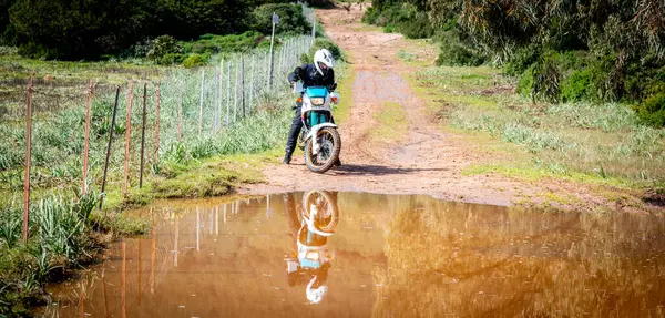 Motociclista Uma Bicicleta Aventura Por Uma Poça Refletida Água — Fotografia de Stock