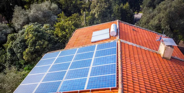 Luftaufnahme Eines Privathauses Mit Photovoltaik Und Sonnenkollektoren Auf Dem Dach — Stockfoto