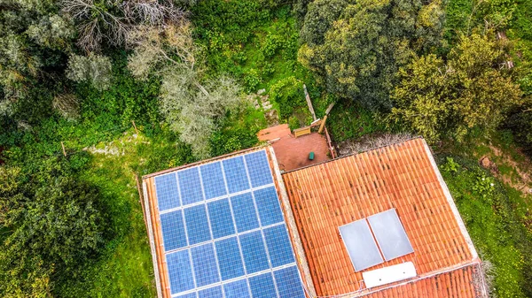 Luftaufnahme Eines Privathauses Mit Photovoltaik Und Sonnenkollektoren Auf Dem Dach — Stockfoto