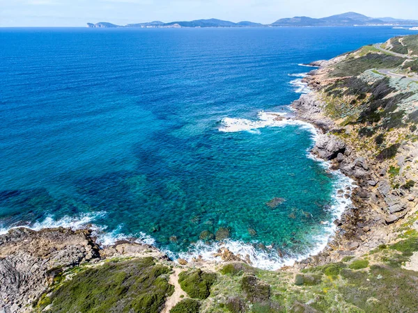 Arka Planda Capo Caccia Ile Alghero Sahilinde Mavi Deniz Sardunya — Stok fotoğraf