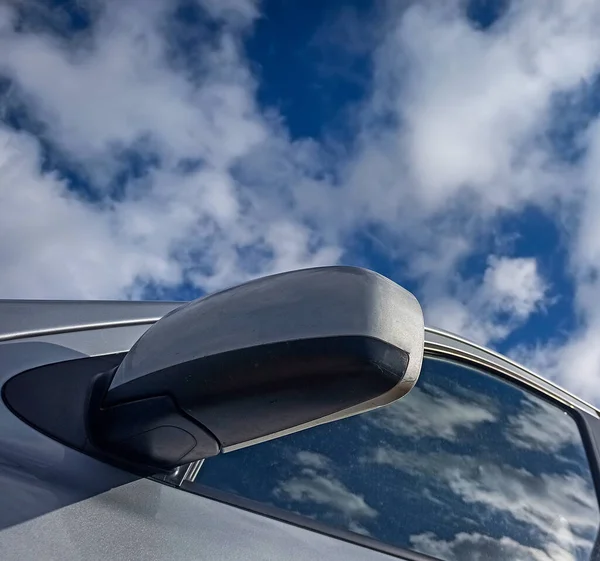 Bilbackspegel Molnig Himmel Sett Underifrån — Stockfoto