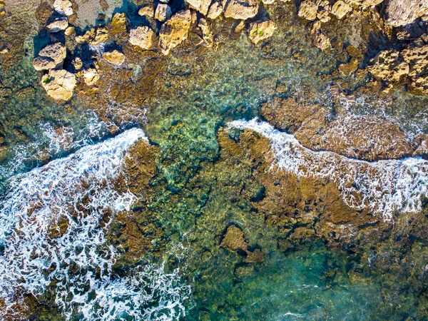 アルゲロ岩の海岸による小さな波の空中ビュー サルデーニャ イタリア — ストック写真