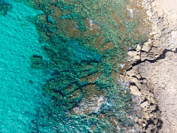 意大利撒丁岛的清澈的水和岩石 — 图库照片