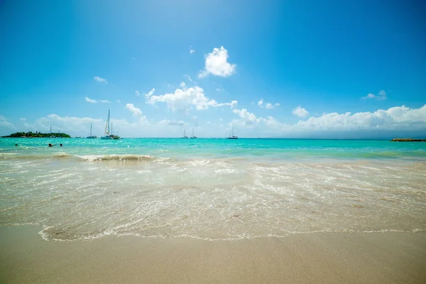 Cielo Azul Agua Turquesa Playa Datcha Guadalupe Antillas Menores Indias — Foto de Stock