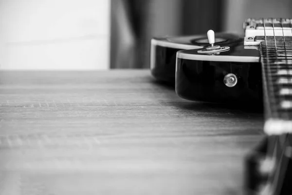 Guitarra Eléctrica Sobre Una Mesa Madera Blanco Negro —  Fotos de Stock