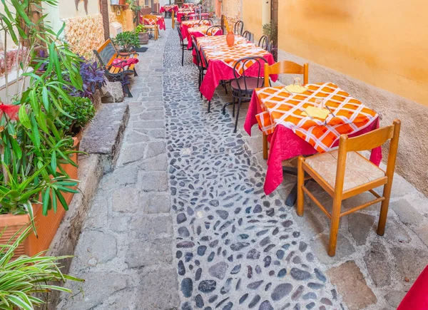 Tables Restaurant Dans Une Ruelle Étroite Sardaigne Italie — Photo