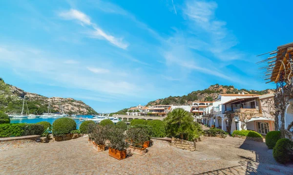 İlkbaharda mavi gökyüzünün altında Poltu Quatu köyü. Sardunya, İtalya