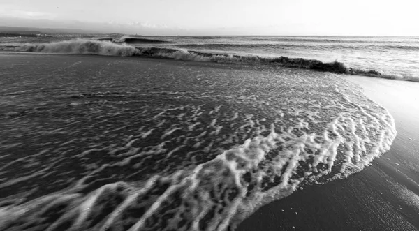 Μικρά Κύματα Στην Ακτή Αλγκέρο Σαρδηνία Ιταλία Ασπρόμαυρο Αποτέλεσμα — Φωτογραφία Αρχείου