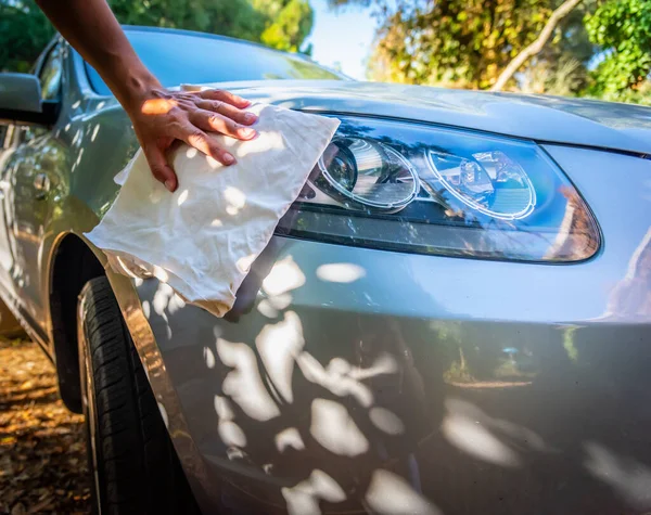 Close Van Een Man Schoonmaken Van Een Auto Achtertuin — Stockfoto